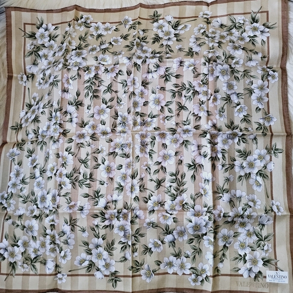 ❣️💥HOST PICK💥 NWOT Valentino Hankerchief❣️ - Picture 6 of 9